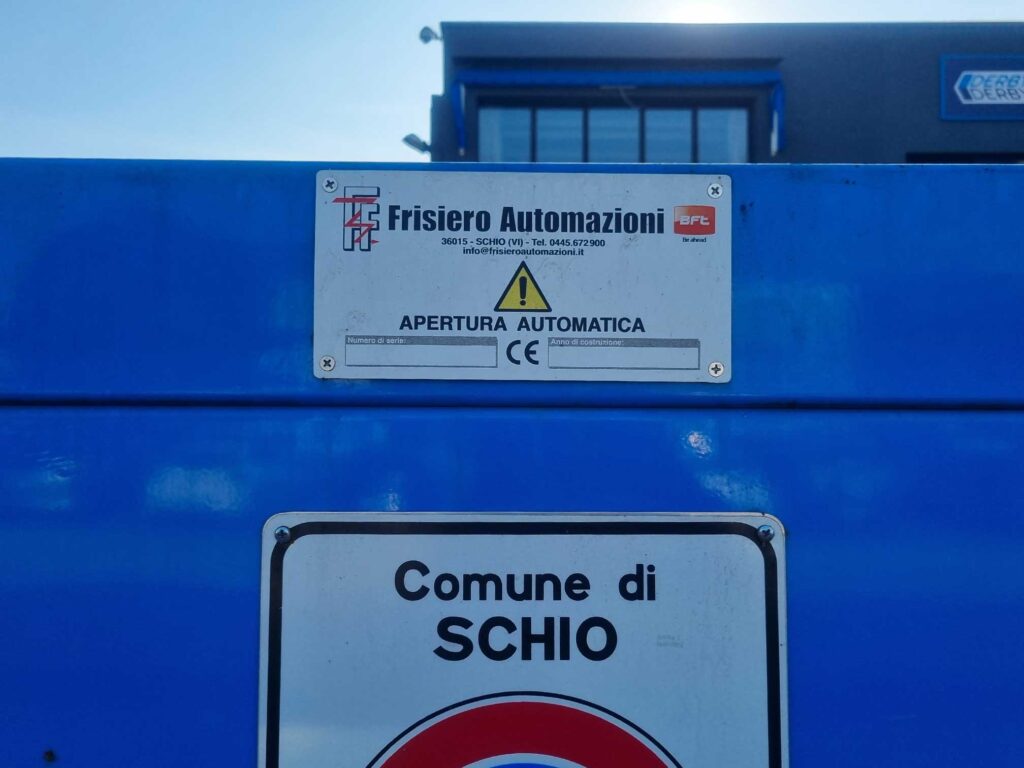 Targhetta CE per apertura automatica installata da Frisiero Automazioni