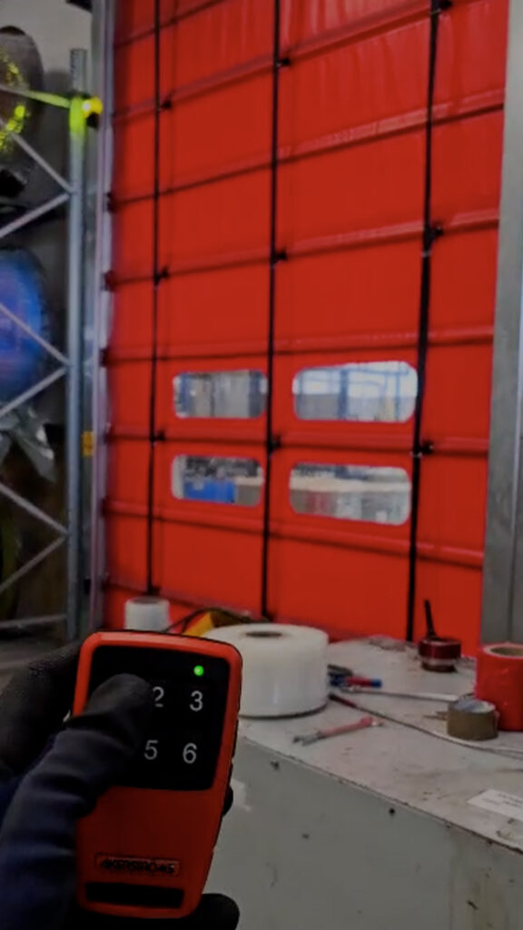 Porta rapida industriale con apertura automatizzata tramite radiocomando