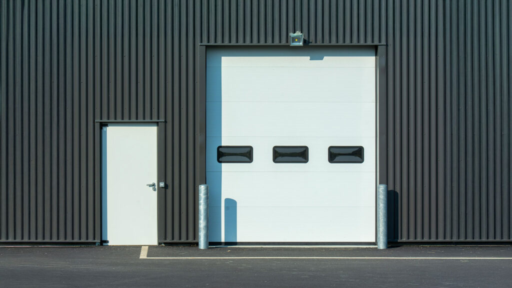Porta rapida industriale automatica per accesso a capannone aziendale