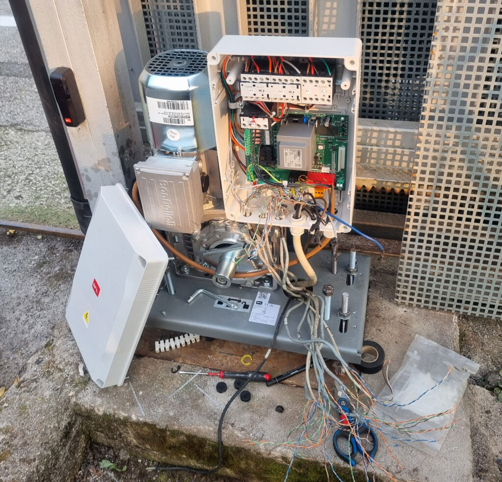 Impianto per cancello automatico con motore e centralina di controllo