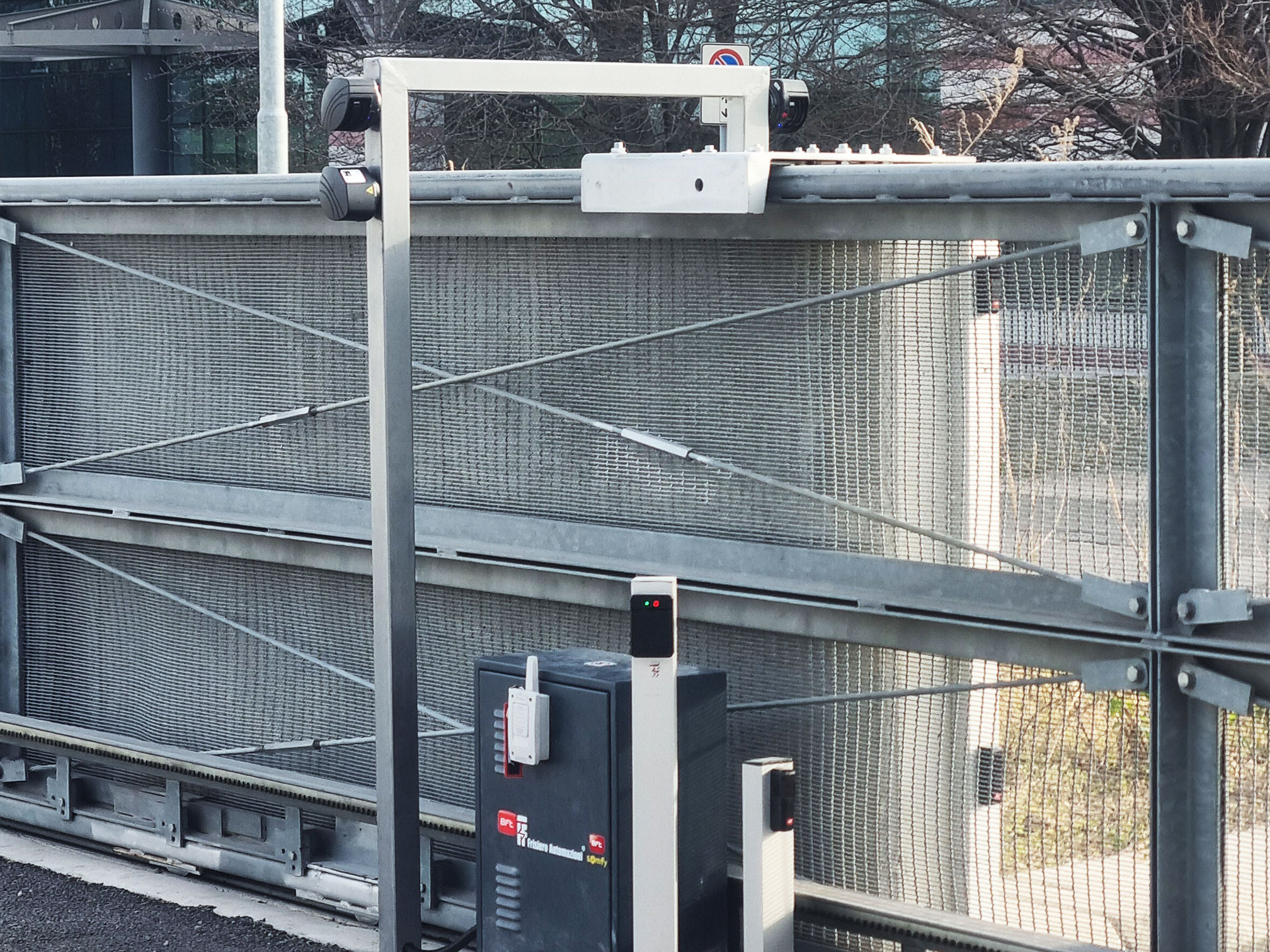 Cancello automatico industriale con sistema radar