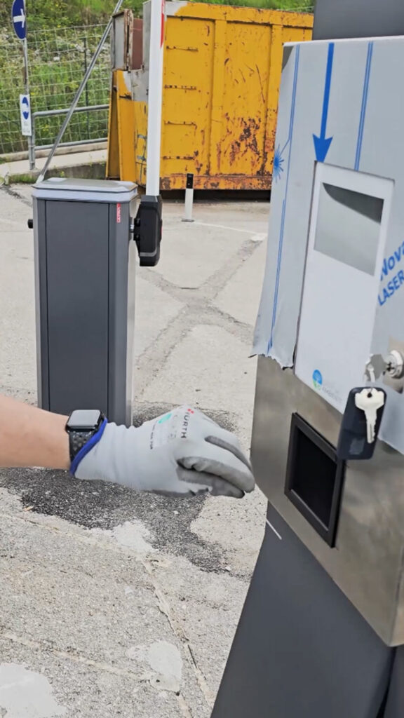 Barriera automatica con ingresso controllato e sistema di accesso veicolare