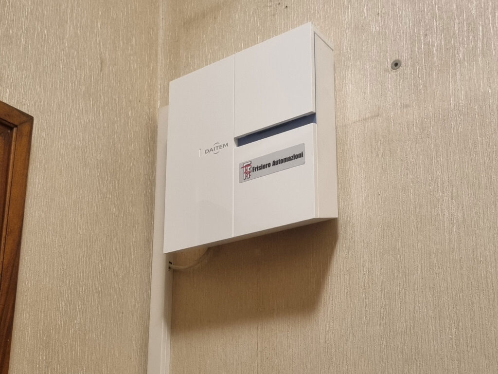 Centralina Daitem per impianto di allarme casa installata all’interno